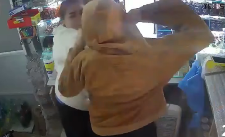 Terror en un kiosco: un ladr&oacute;n salt&oacute; el mostrador y atac&oacute; a una empleada frente a las c&aacute;maras