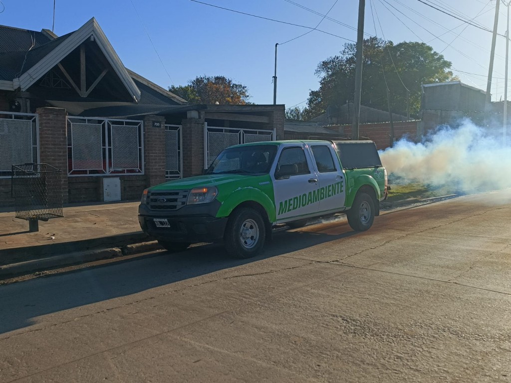 Refuerzan operativos contra el dengue y avanzan las fumigaciones en distintos barrios del distrito