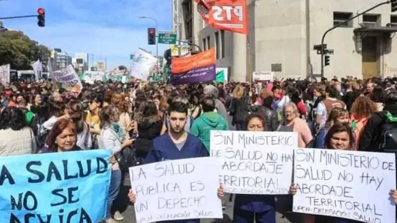 Crece la tensi&oacute;n y convocan a una masiva movilizaci&oacute;n por la salud p&uacute;blica en Plaza de Mayo