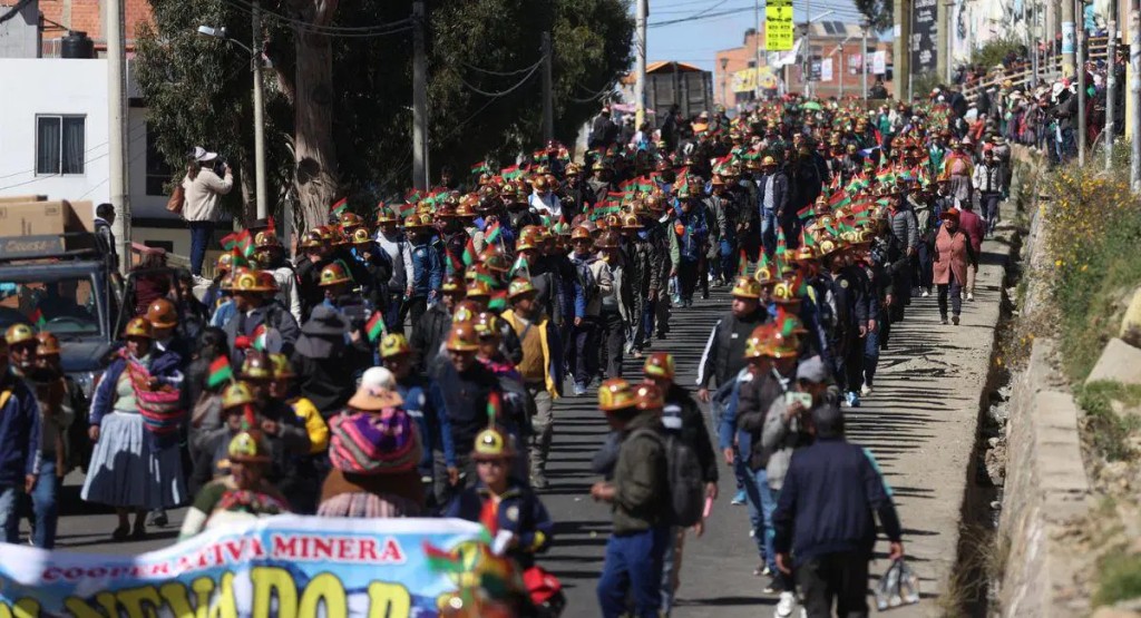 Bolivia al borde de una crisis pol&iacute;tica: miles marcharon a La Paz y exigen la renuncia del presidente