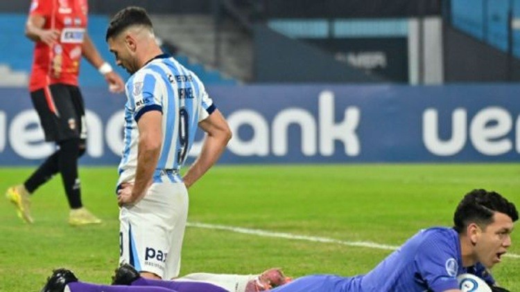 Racing lo ten&iacute;a en el bolsillo, se derrumb&oacute; al final y qued&oacute; afuera de la Sudamericana