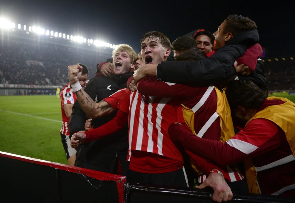 Locura en La Plata: Estudiantes gan&oacute; en tiempo agregado y sell&oacute; una clasificaci&oacute;n ag&oacute;nica en la Libertadores