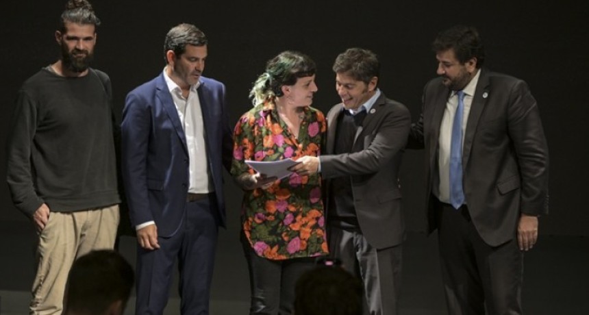 Kicillof entreg&oacute; casi 300 escrituras en Dolores y reforz&oacute; la asistencia sanitaria con una nueva ambulancia