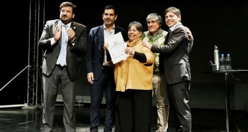 Kicillof entreg&oacute; casi 300 escrituras gratuitas en Dolores y reforz&oacute; la asistencia sanitaria