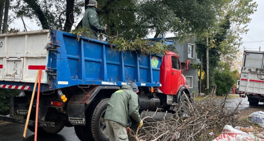Tras las lluvias y el viento, intensifican los operativos de limpieza y desobstrucci&oacute;n en Esteban Echeverr&iacute;a