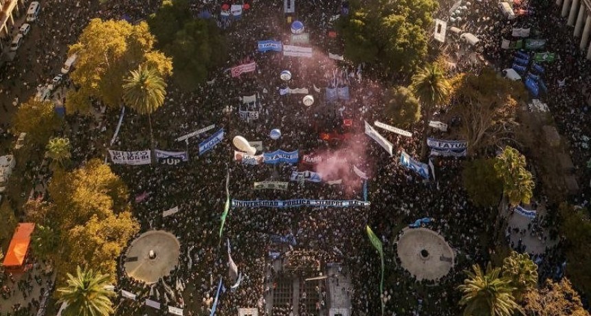 Multitudinaria protesta universitaria en defensa de la educaci&oacute;n p&uacute;blica