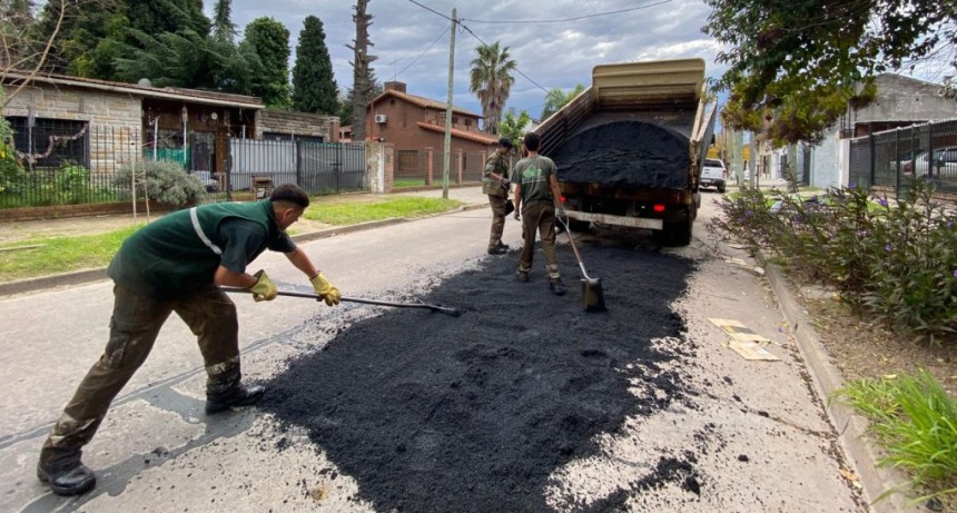 Avanza el plan de bacheo en Esteban Echeverr&iacute;a y reparan calles clave en Luis Guill&oacute;n