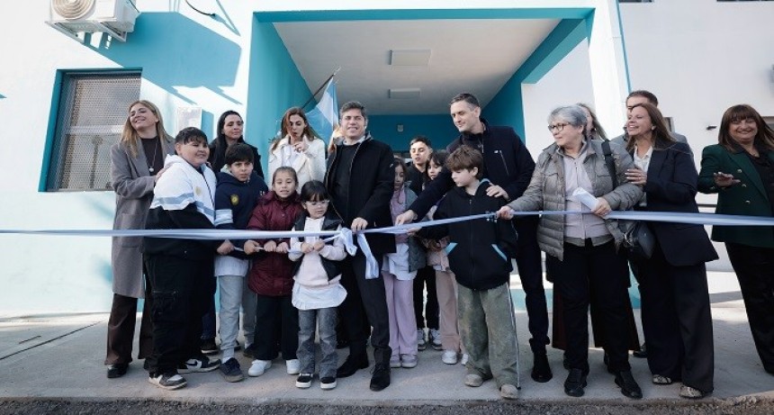 Kicillof inaugur&oacute; una nueva escuela en San Vicente y apunt&oacute; contra Milei por las obras frenadas