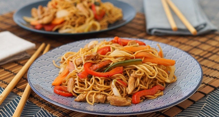 Chow mein de pollo: el salteado asi&aacute;tico que explota de sabor en minutos