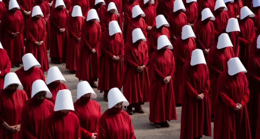 &ldquo;El cuento de la criada&rdquo; lleg&oacute; a Netflix y ya es furor: por qu&eacute; volvi&oacute; al Top 10