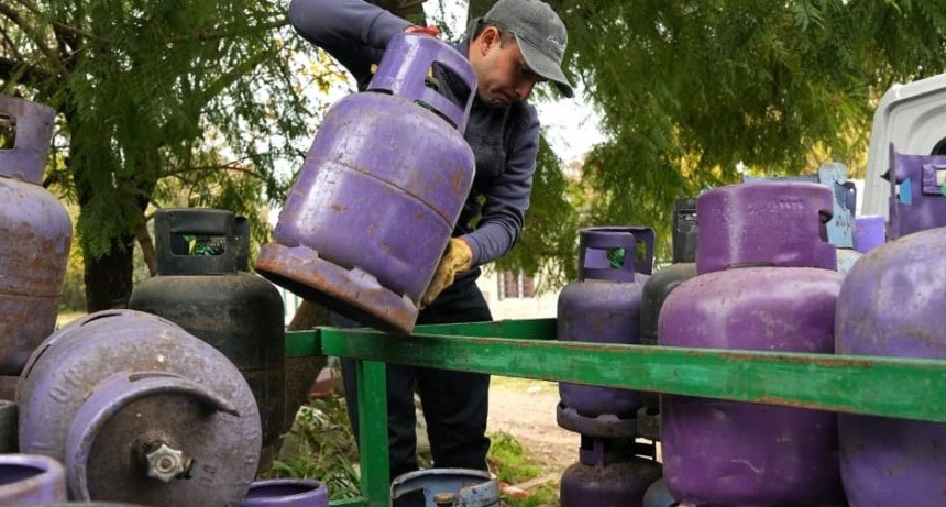 Buscan aliviar el bolsillo: realizaron un nuevo operativo de garrafas a precio reducido en El Jag&uuml;el