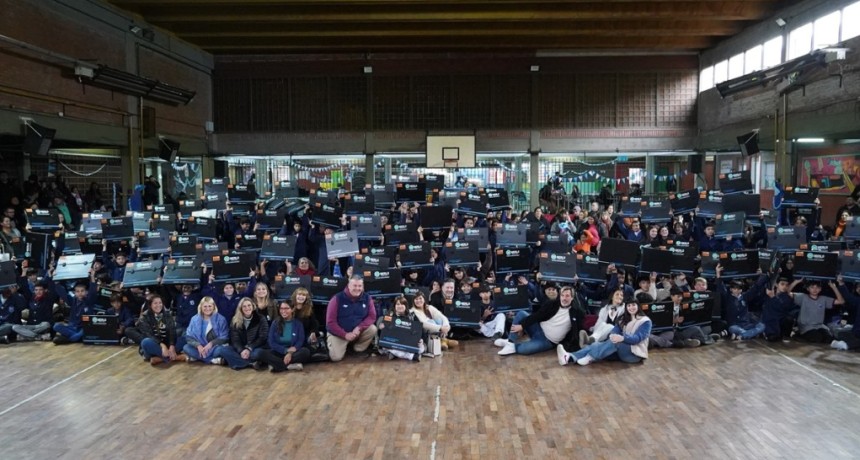 M&aacute;s de 11 mil estudiantes ya recibieron tableros t&eacute;cnicos en Merlo: nueva entrega apunta a fortalecer la educaci&oacute;n p&uacute;blica