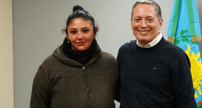 Una vecina recuperar&aacute; parte de su audici&oacute;n: Fernando Gray entreg&oacute; aud&iacute;fonos a una mujer con hipoacusia