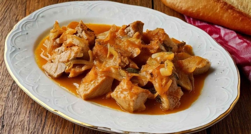 At&uacute;n encebollado: la receta andaluza que transforma pocos ingredientes en un plato inolvidable