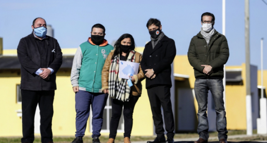 Axel Kicillof y Juan Manuel Álvarez encabezaron el acto de entrega de 53 viviendas en Ranchos