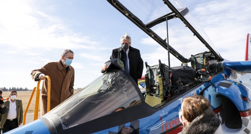 El Presidente encabezó en Córdoba la entrega a la Fuerza Aérea de una novedosa versión del Pampa III