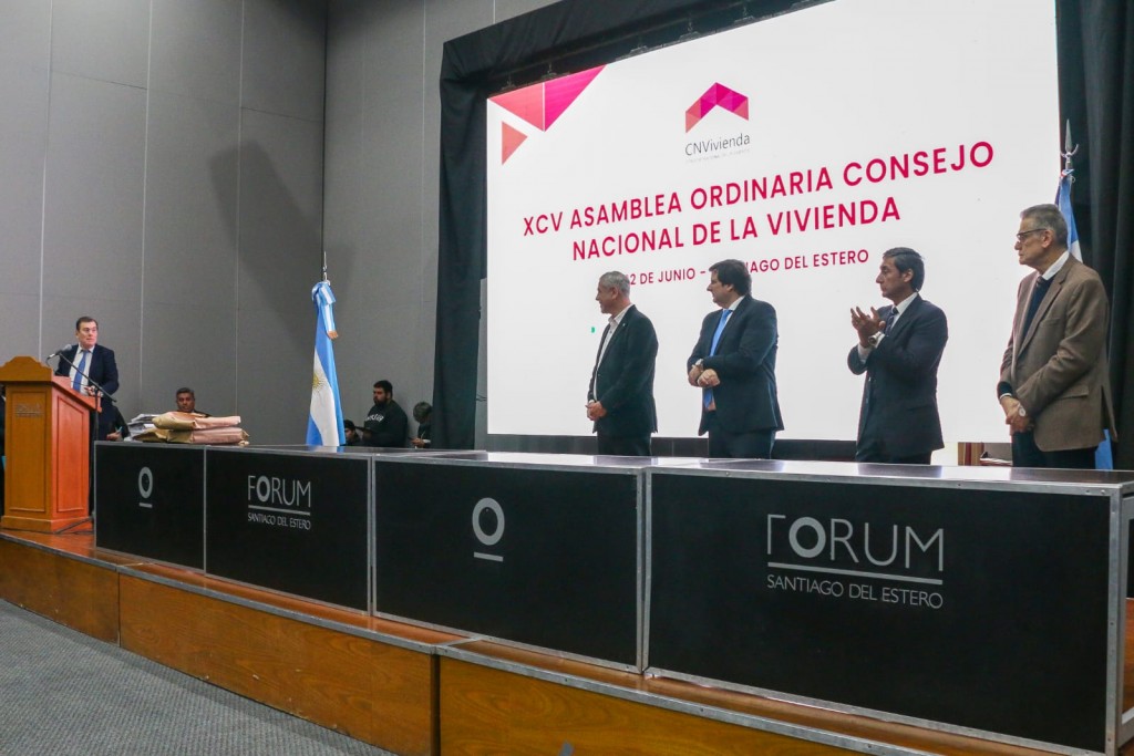 Ferraresi y Zamora firmaron convenios para realizar 1191 viviendas más en Santiago del Estero