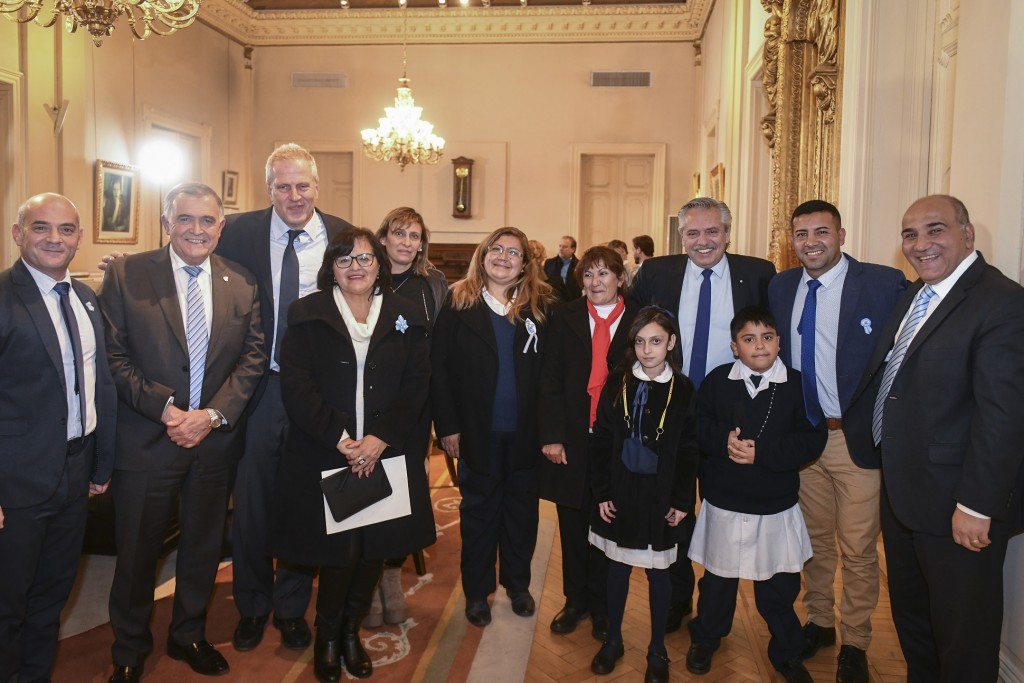 El presidente encabezó la firma de un convenio para sumar horas de clase en la provincia de Tucumán