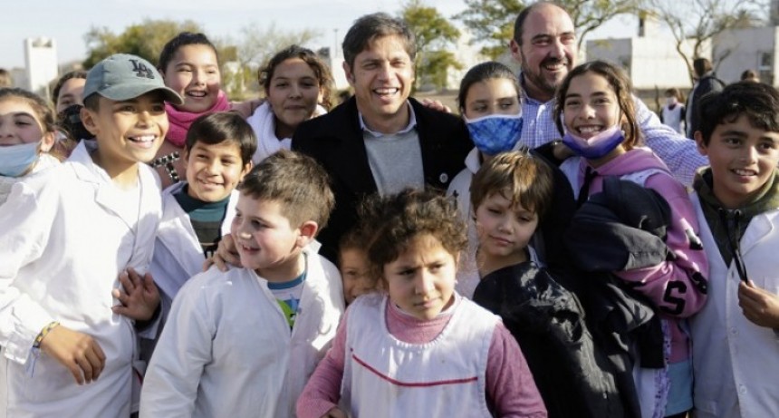 Kicillof recorrió los avances de las obras de construcción de 39 viviendas en Ranchos