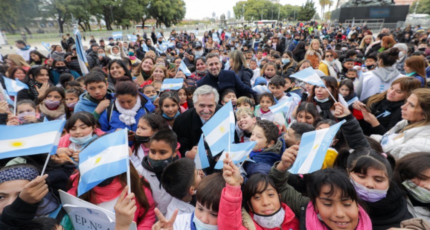 El presidente tomó la promesa de lealtad a la bandera a 2.000 alumnas y alumnos bonaerenses