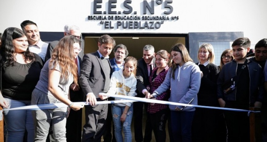Kicillof inauguró un edificio escolar y entregó computadoras a estudiantes de General Belgrano