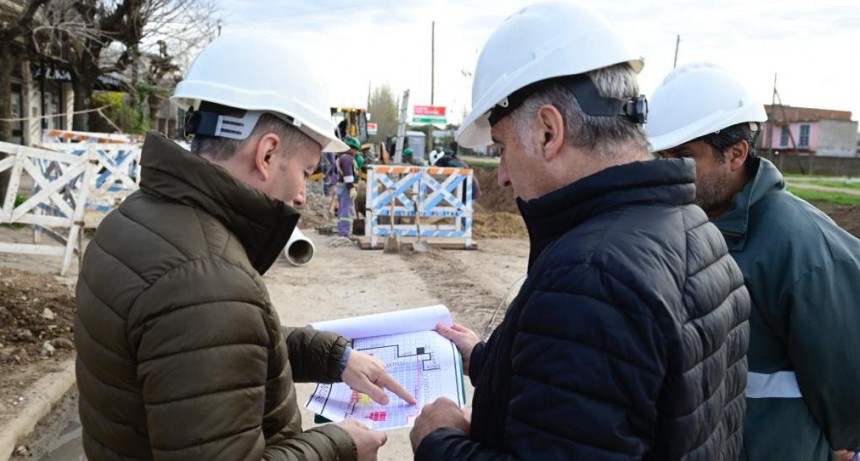 Fernando Gray supervisó la obra de la nueva red de cloacas en Monte Grande Sur
