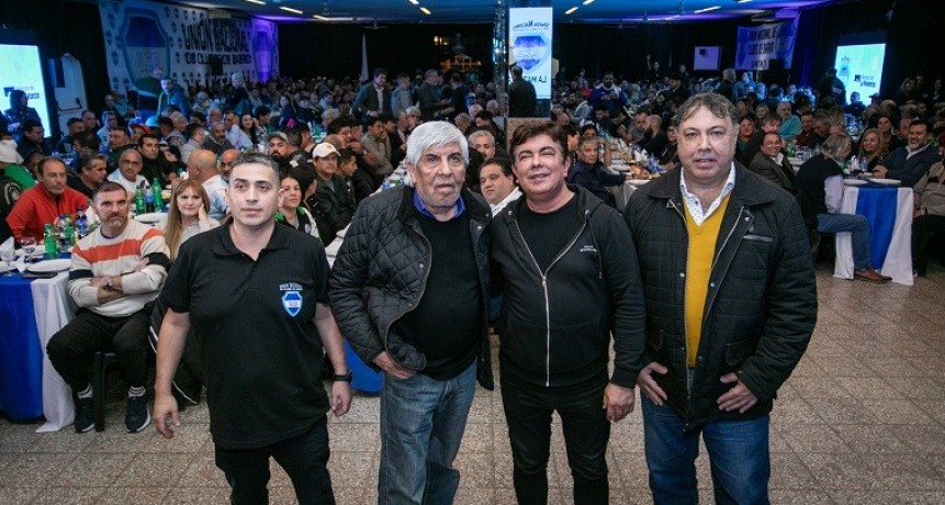 Fernando Espinoza y Hugo Moyano entregaron kits deportivos y materiales de la construcción a clubes de barrio de La Matanza