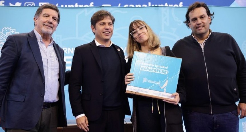Axel Kicillof entregó computadoras a estudiantes secundarios de Tres de Febrero