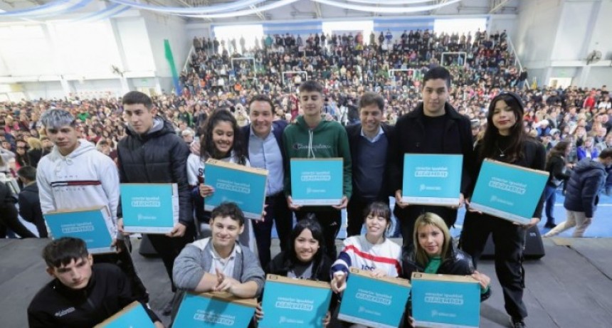 Conectar Igualdad Bonaerense: Kicillof entregó 2.150 computadoras a estudiantes de Florencio Varela