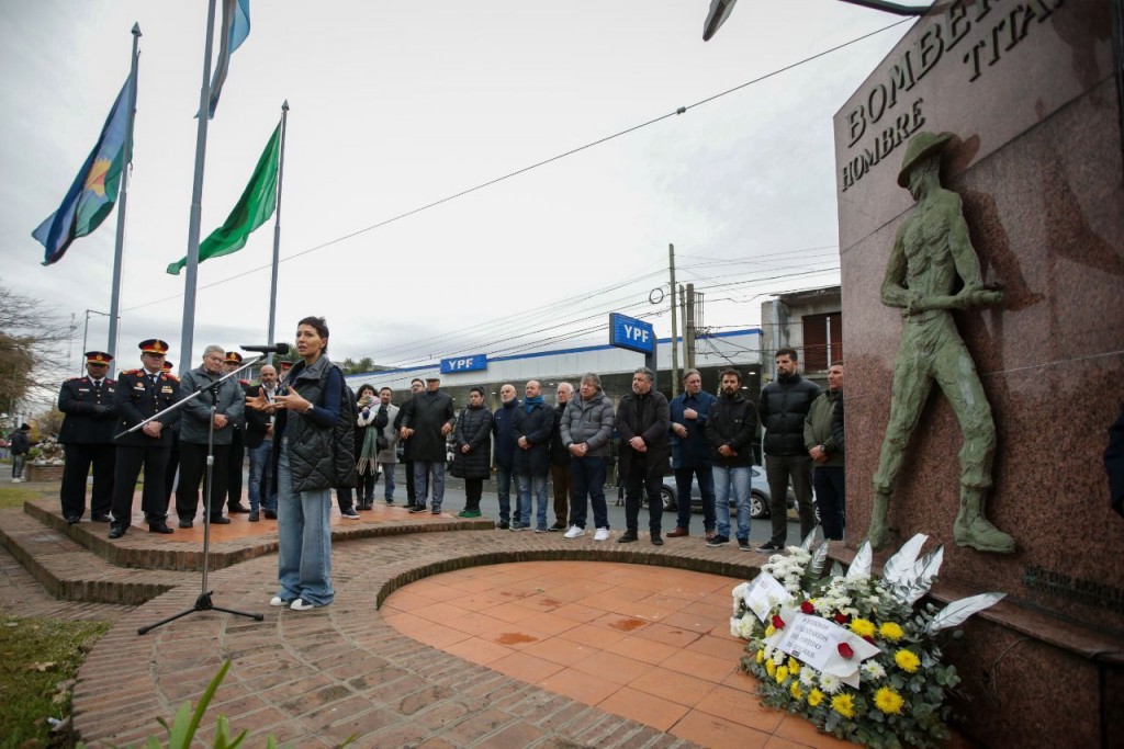 Mayra Mendoza acompañó la celebración por el Día de la Bombera y del Bombero Voluntario