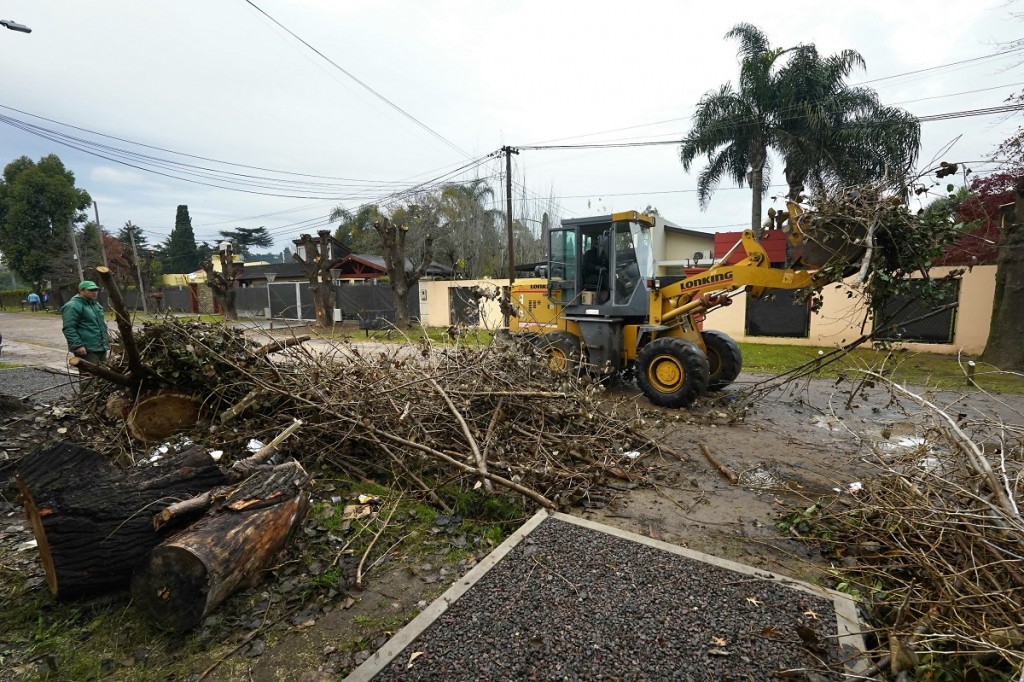 Limpieza integral en Luis Guillón: el municipio de Esteban Echeverría presente en Santa Catalina y Villa de Mayo