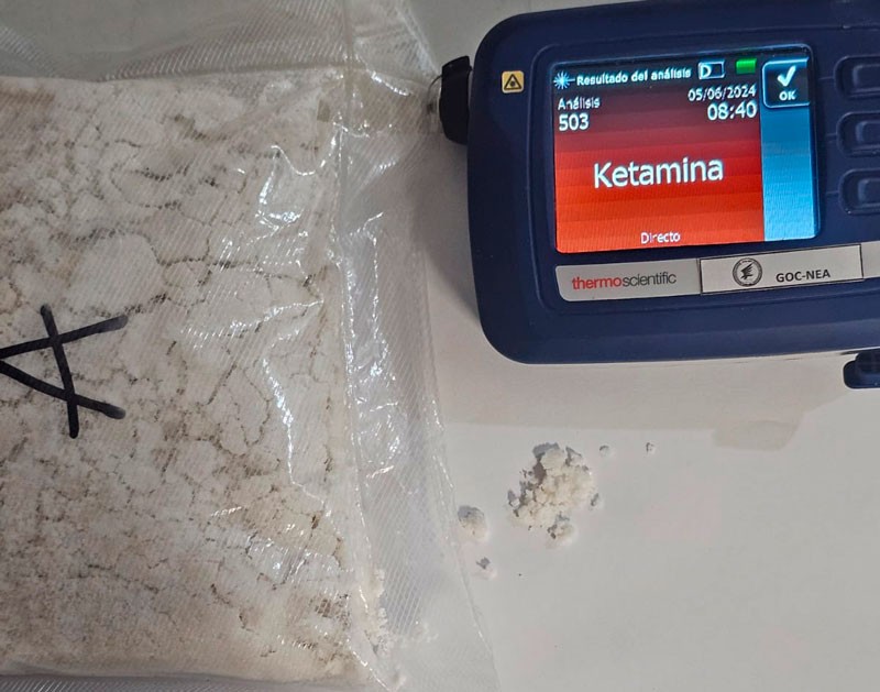 Gendarmería Nacional intercepta a mujer con más de 17 litros de ketamina y 1100 pastillas de MDMA en Misiones