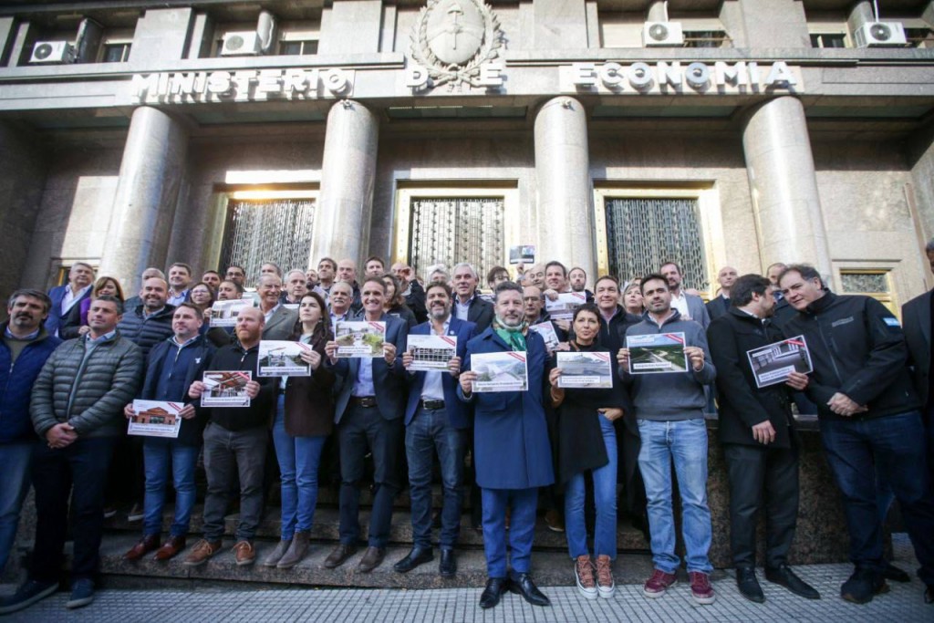 Mayra Mendoza firma petitorio y reclama reanudación de obras en Quilmes