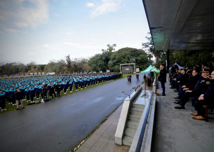 Kicillof toma juramento a cadetes de la Policía Bonaerense y reclama fondos nacionales