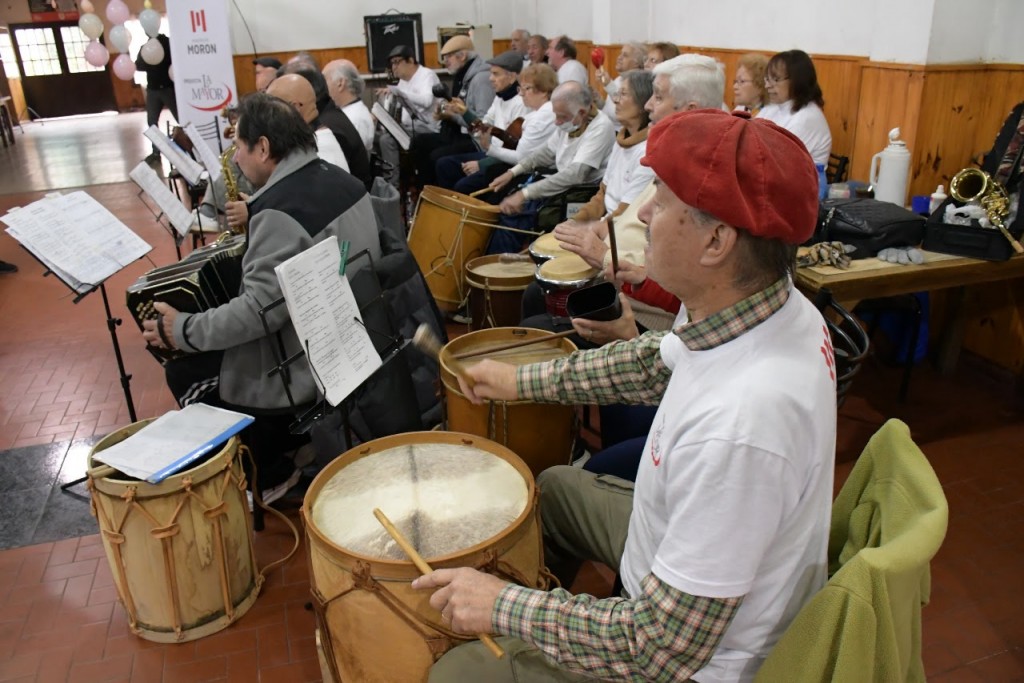 Morón: el Municipio entregó instrumentos musicales a la Orquesta La Mayor