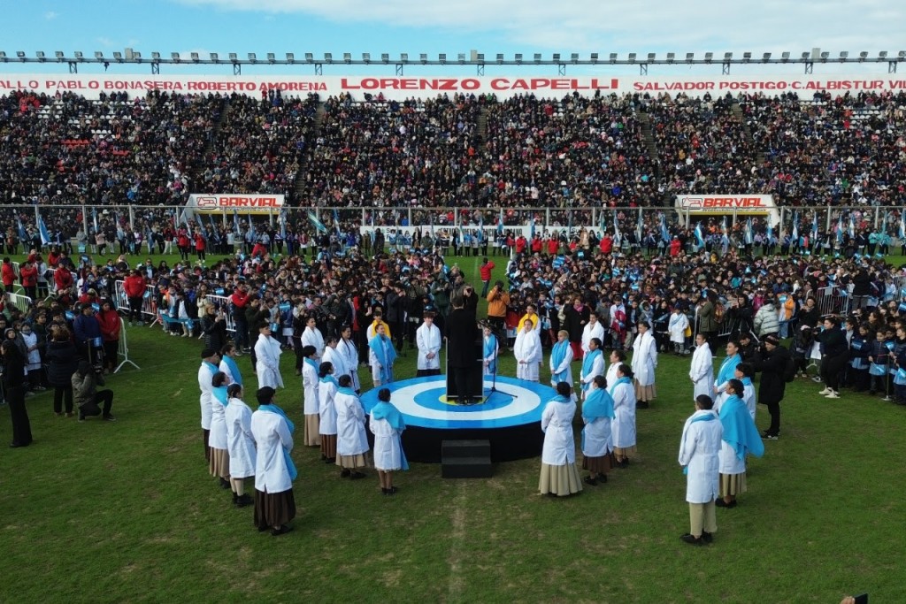 Ceremonia de Promesa de Fidelidad a la Bandera en Morón con más de 4500 estudiantes