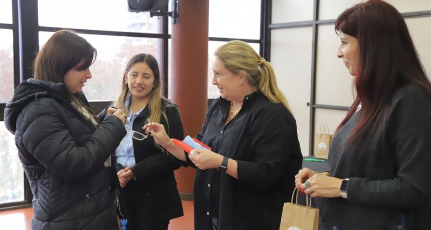 El Municipio de Esteban Echeverría entregó 95 pares de anteojos a vecinos en el marco del Programa Oftalmológico Social