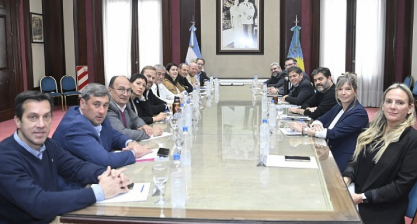 Kicillof y Cuattromo firmaron contratos de leasing por $3.973 millones para municipios bonaerenses
