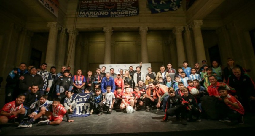 La intendenta Mayra Mendoza entrega materiales deportivos a clubes de barrio en Quilmes