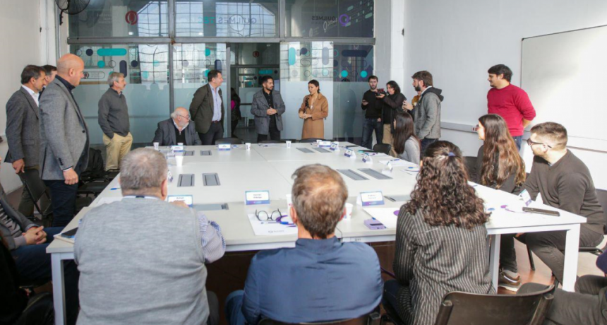 Mayra Mendoza firma acuerdo de colaboración con la industria metalúrgica