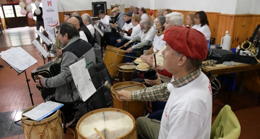 Morón: el Municipio entregó instrumentos musicales a la Orquesta La Mayor