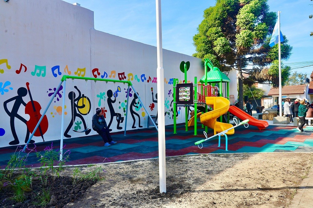 Fernando Gray inauguró la renovada plaza Bellas Artes en Luis Guillón