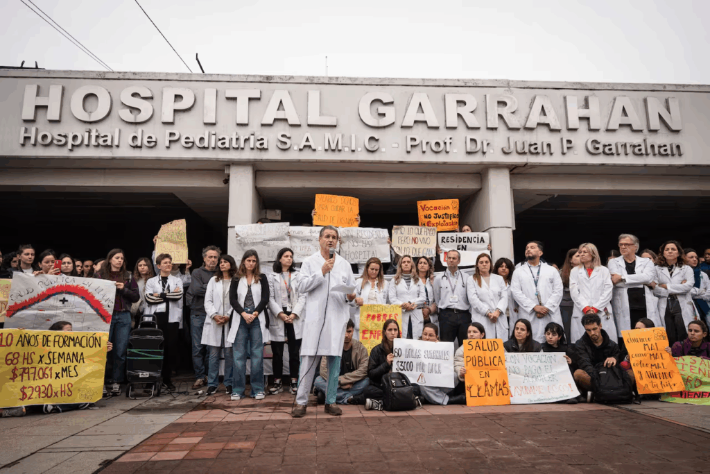 Trabajadores del Garrahan van al paro y marchan a Plaza de Mayo en defensa del hospital