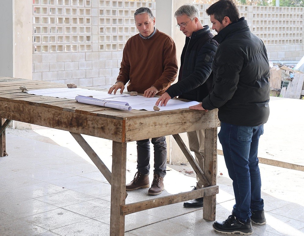 Fernando Gray supervisó la recta final de una nueva escuela primaria en Esteban Echeverría