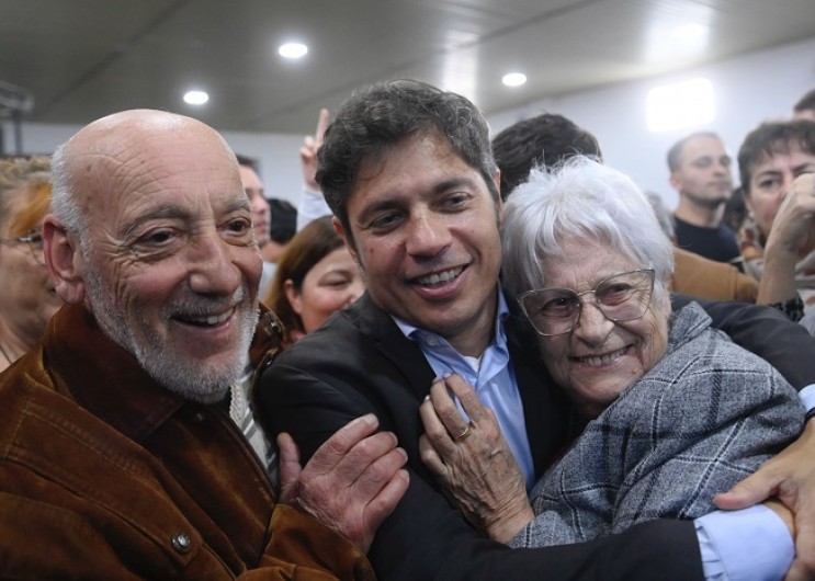 Kicillof entregó escrituras y patrulleros en General Arenales: “No venimos a regalar, venimos a cumplir derechos”