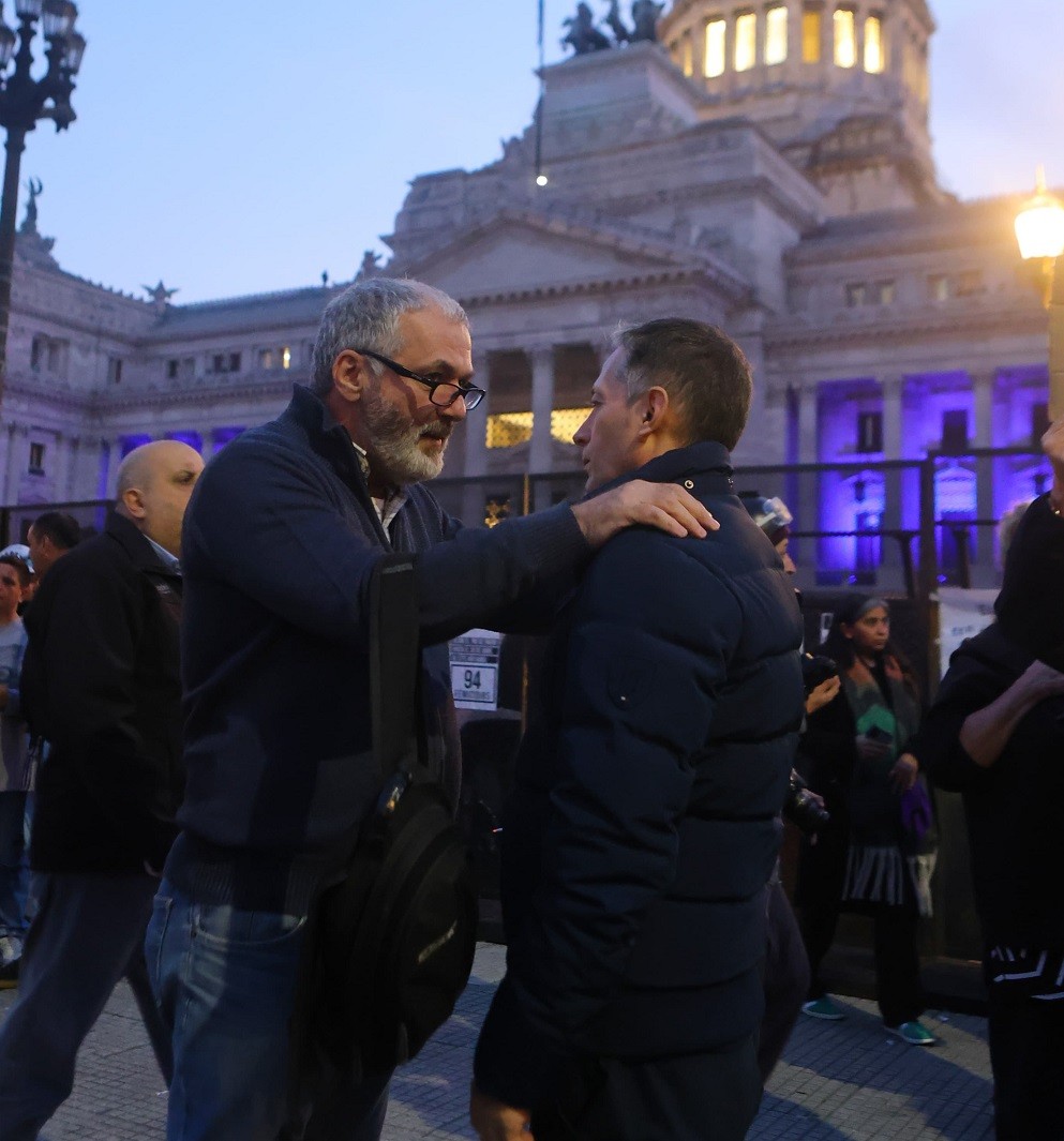 Fernando Gray acompañó una nueva marcha frente al Congreso junto a diversos sectores sociales  Bajada: