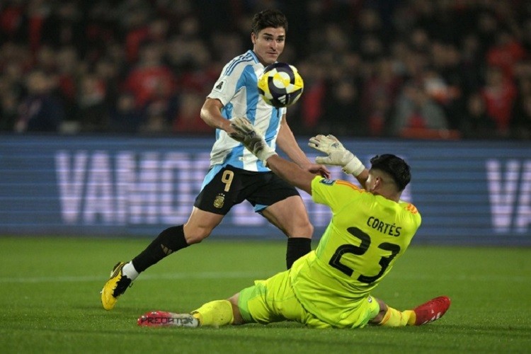 Argentina le ganó a Chile y lo dejó al borde de la eliminación: golazo de Julián y debut histórico de Mastantuono