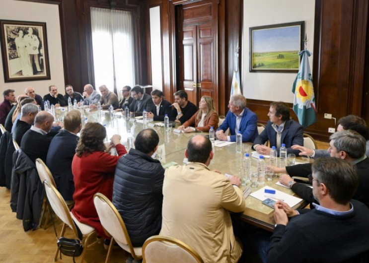 Kicillof y Cuattromo firmaron convenios con intendentes para fortalecer la inversión municipal y el financiamiento a emprendedores