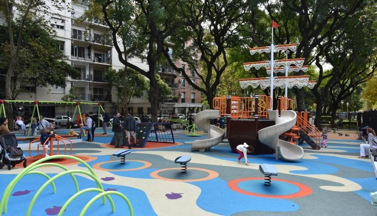 Reabrió el patio de juegos de Plaza Paraguay tras su renovación