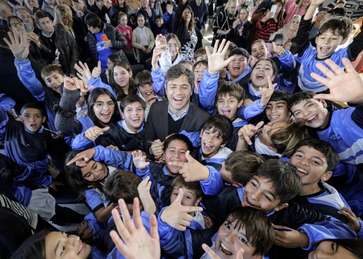 Kicillof inauguró la ampliación de la Escuela N°45 en General Villegas y entregó patrulleros y maquinaria agrícola
